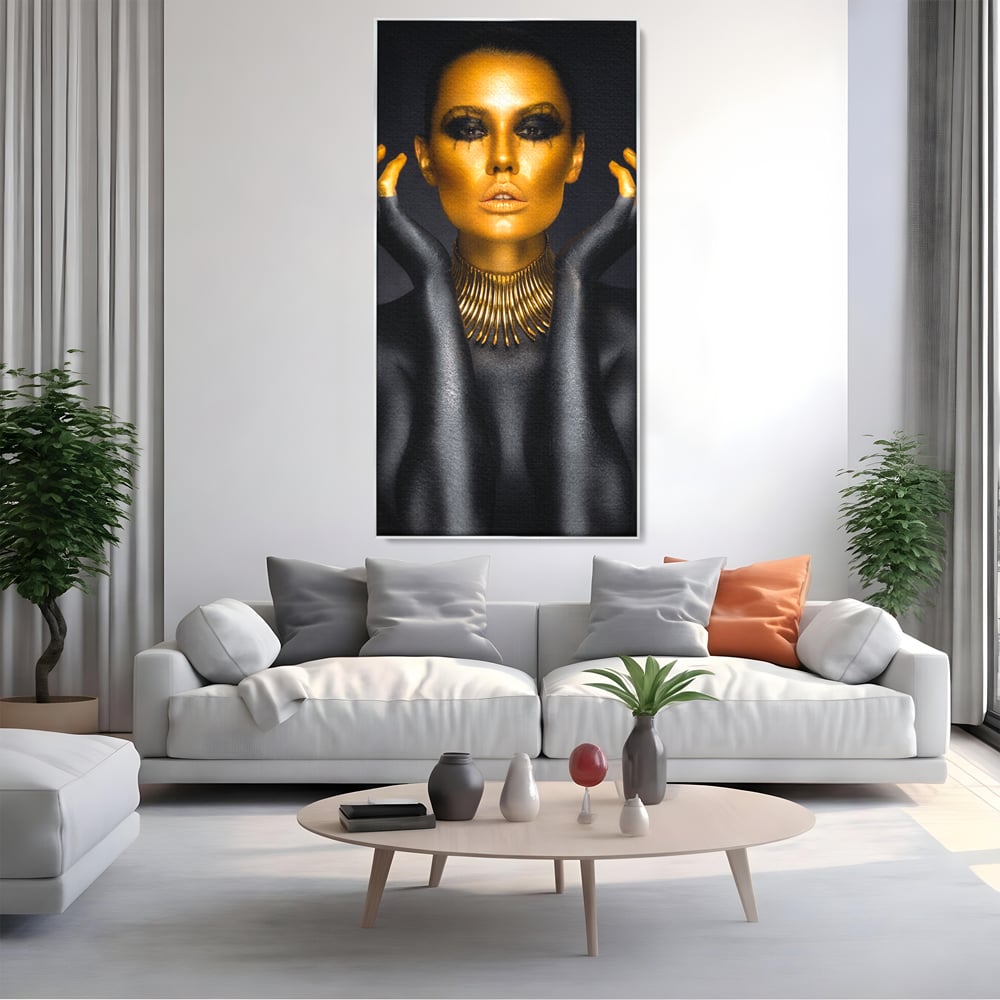 Tablou canvas cu tablou portret femeie aurie, in rama de aluminiu argintiu, pe perete intr-un living